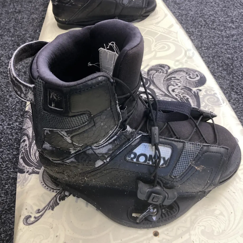 Ronix Vault 134 Wakeboard With 1.75" Hook Fins & Ronix District Boots Image 1++